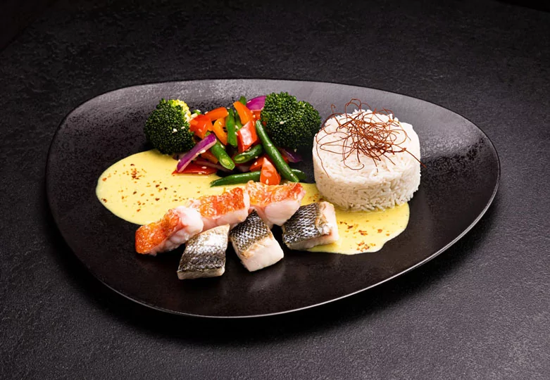 Fisch aus dem Wok Gemüse nach Wahl, Gemüsebrühe, Kokoscurrysauce, dazu Naturreis