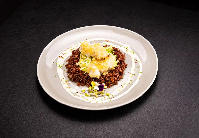 Gebratenes Seeteufelmedaillon in der Knusperhülle (Panko), gebratener Chinakohl, Limettenbuttersauce und roter Reis