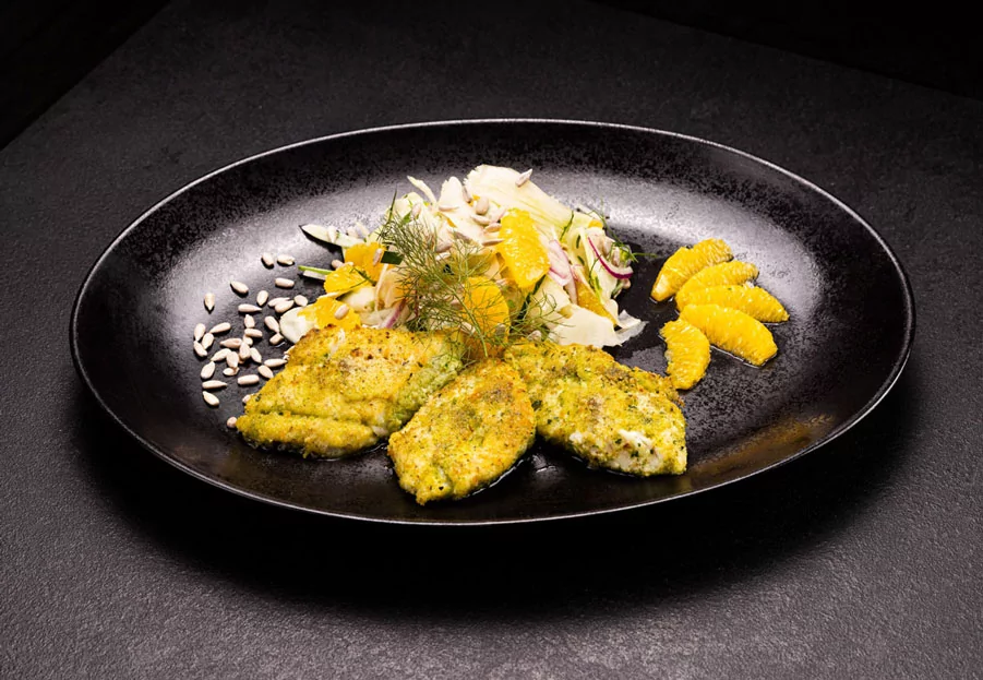 Seelachsfilet im Kräuterkräcker-Mantel auf Orangen-Fenchelsalat