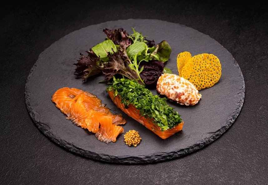 Duett vom hausgebeiztem Gin-Lachs an Senfkaviar mit Korallenhippe und Wildkräutersalat