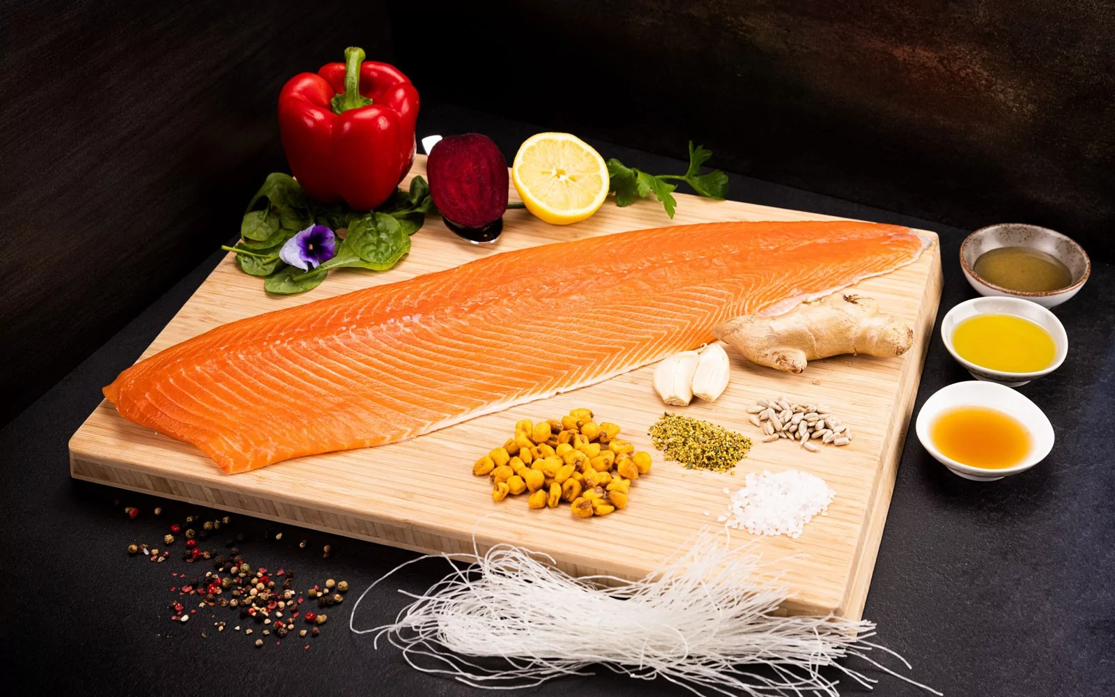 Zutaten: Bowl mit mariniertem Zitronen-Knoblauch-Lachs