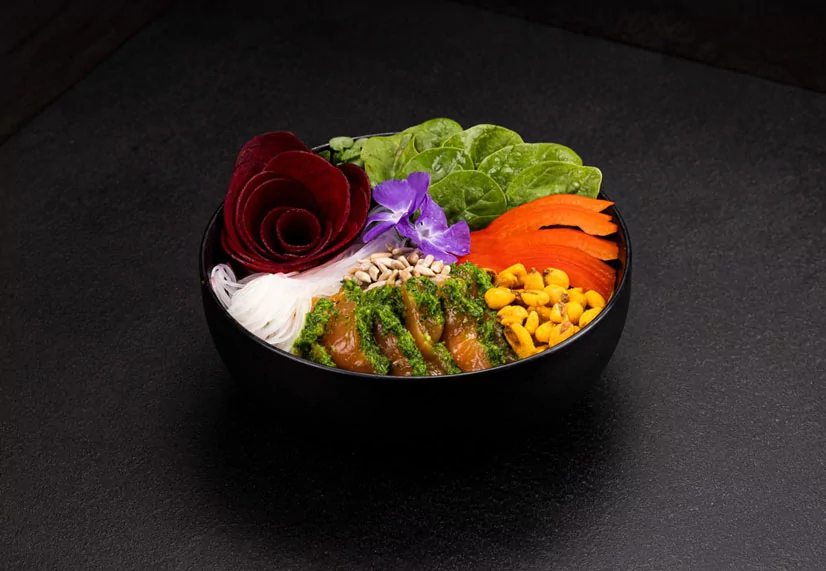 Bowl mit mariniertem Zitronen-Knoblauch-Lachs Baby-Spinat, Glasnudeln, Rote Beete & Paprika