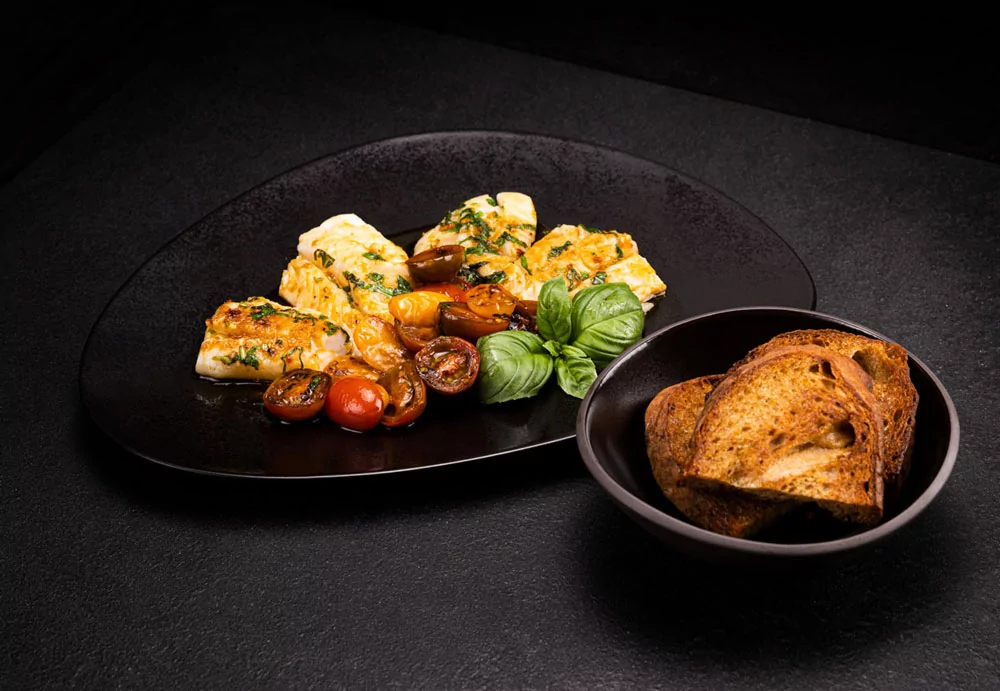 Kabeljaufilet im Tomaten-Basilikum-Weißweinsud mit rustikalem Brot