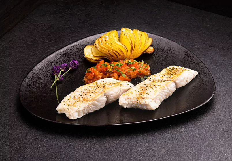 Gegrilltes Filet vom Steinbeißer an einer Tomatensalsa und Fächerkartoffel